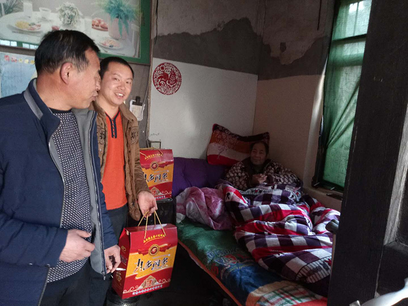 公司到张庄村慰问缺乏劳动能力的贫困民户